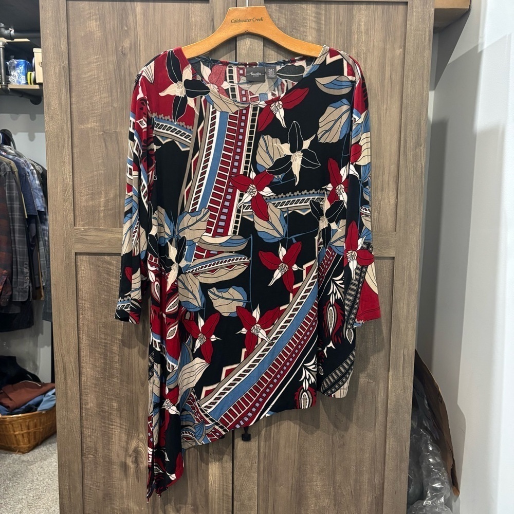 Chico’s Travelers 3 Tunic Floral multi colored asymmetrical hem top